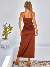 Robe fendue à bretelles spaghetti et détails plissés